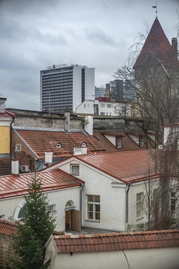 Roofs Of The Old Tallinn Guest House Talin Exterior foto